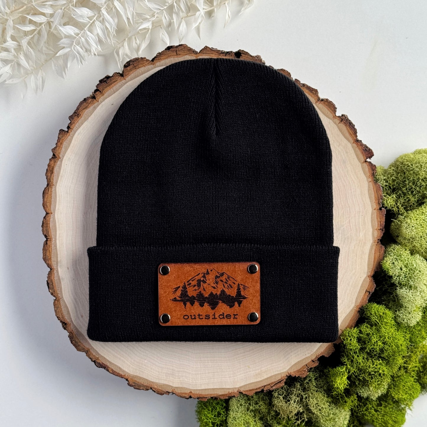 Outsider beanie with snap on/off leather patch