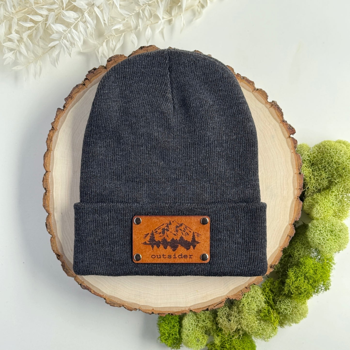 Outsider beanie with snap on/off leather patch