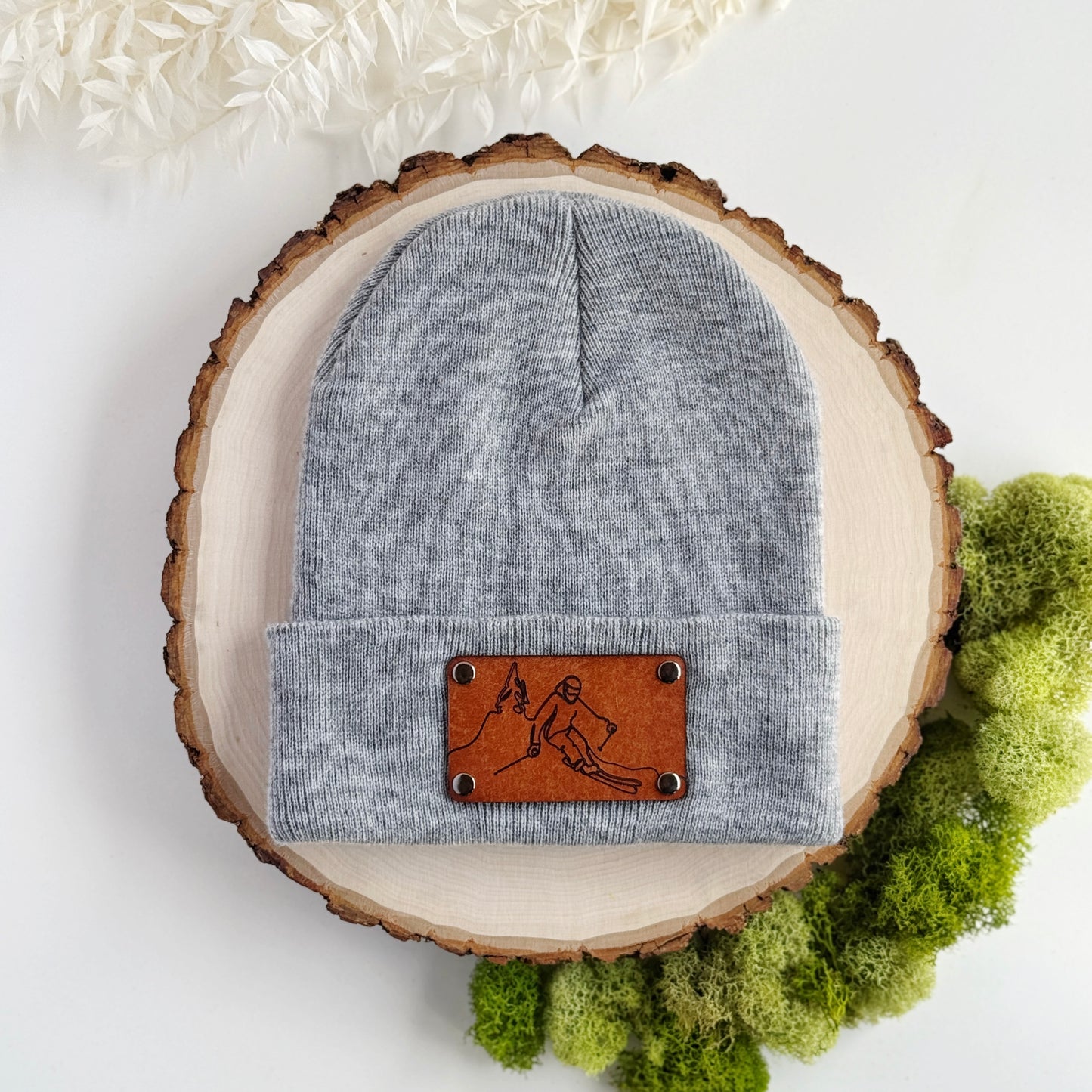 Skier beanie with snap on/off leather patch